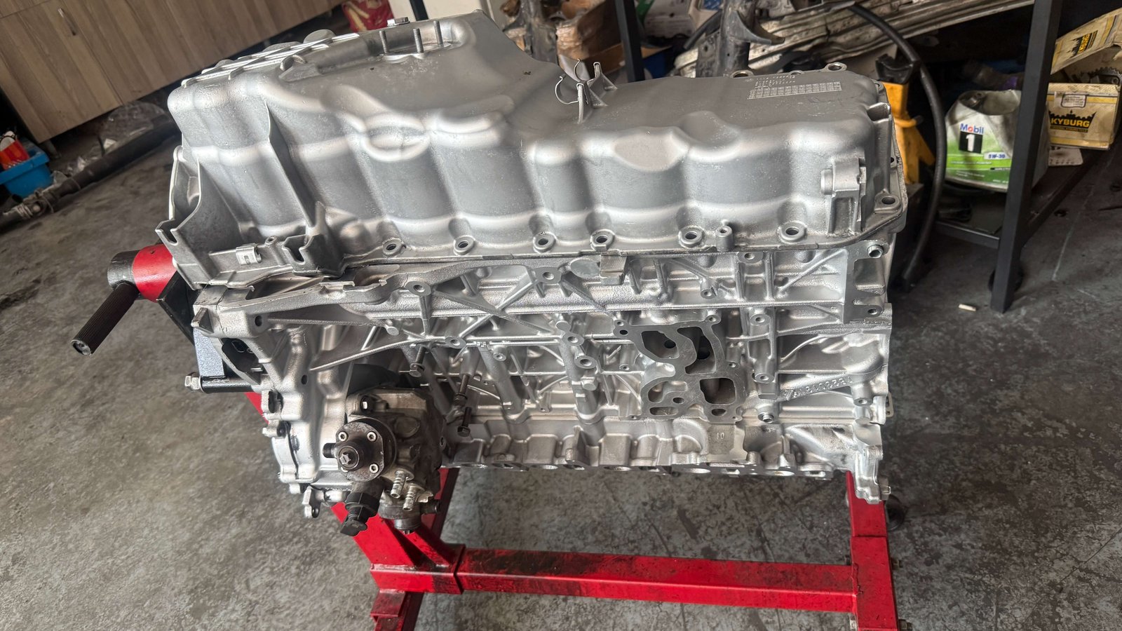 Revize edilmiş motor stand üzerinde